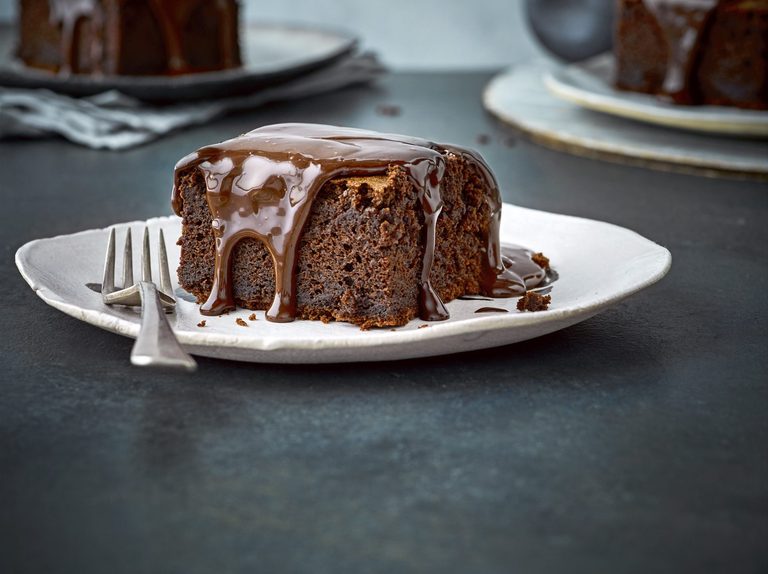 روش شکلات ریختن روی کیک